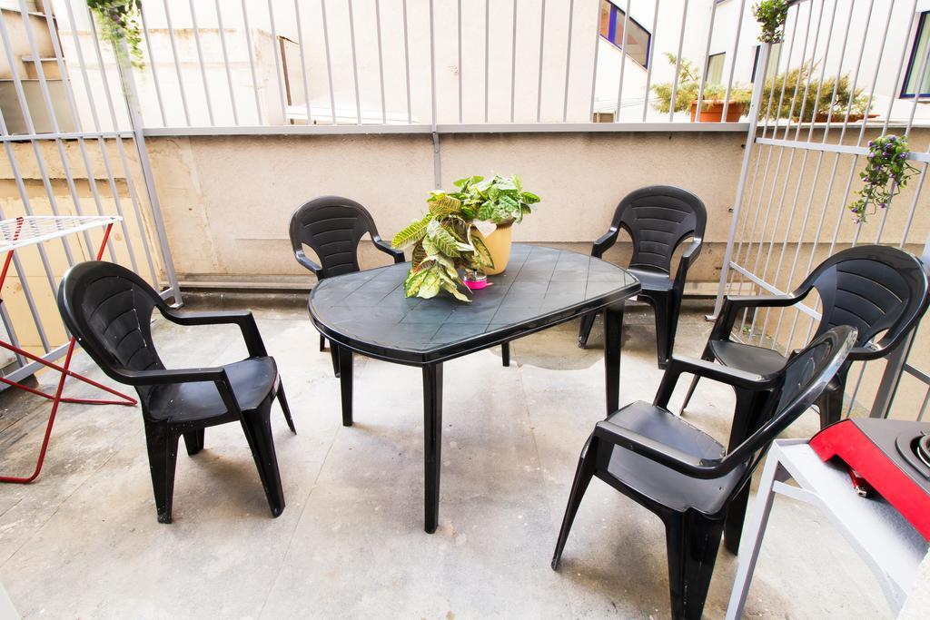 Apartment Ve Smeckach With A Big Terrace 프라하 외부 사진